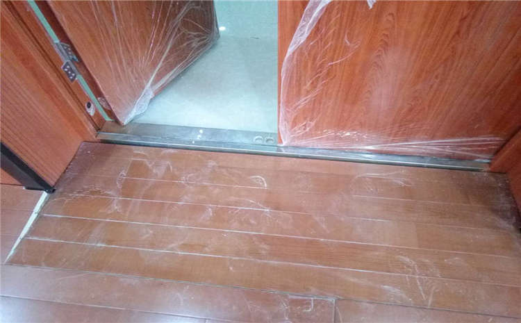 松木羽毛球館木地板怎么翻新？