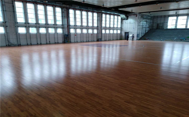 20厚風(fēng)雨操場(chǎng)地板翻新施工
