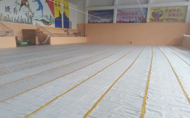 場館內(nèi)硬木企口運(yùn)動木地板切記不要打蠟
