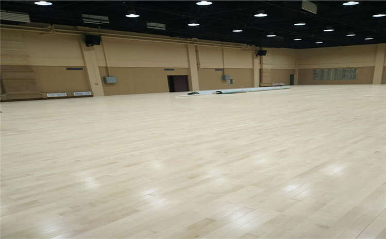學(xué)校排球館木地板價(jià)格是多錢？