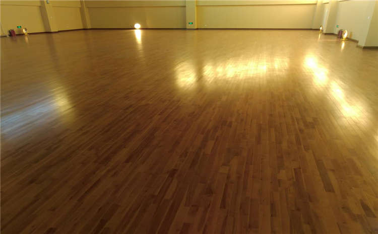 學校運動籃球地板哪個品牌好？